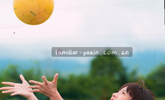 卡片3：三个用户的手在界面滑动、长按、对比商品信息，屏幕反射出满意表情。